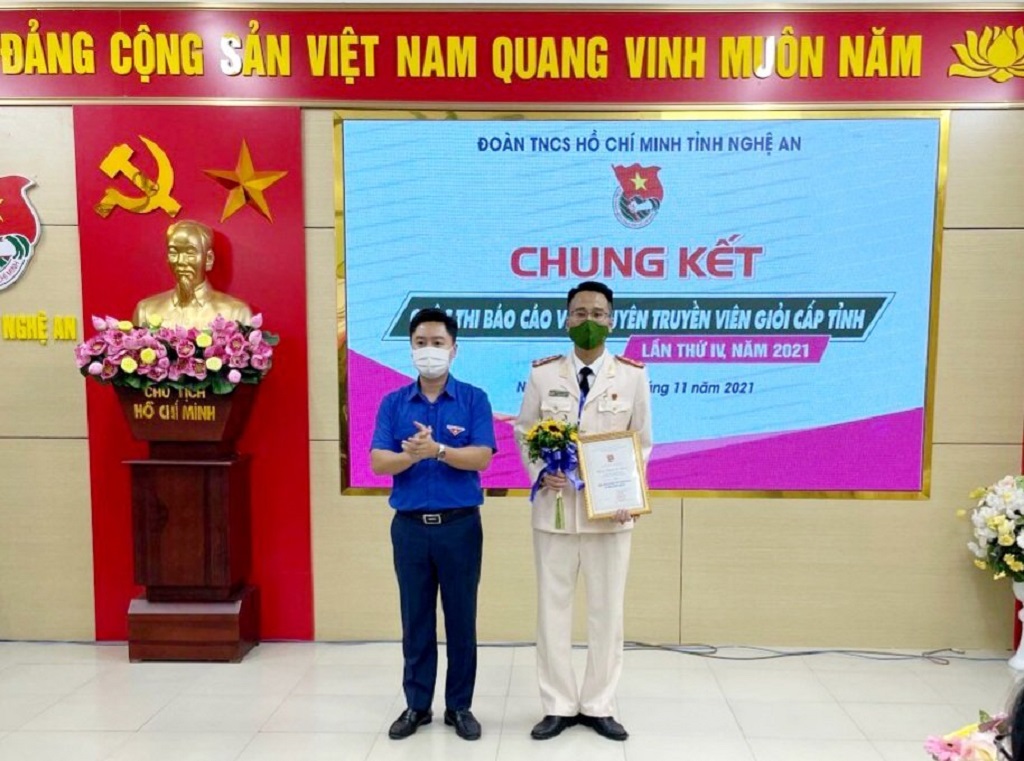 Ban Tổ chức trao giải Nhất đối với thí sinh Nguyễn Sỹ Nguyên 