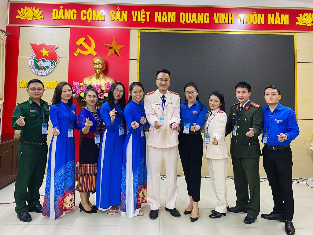 02 thí sinh của Đoàn Thanh niên Công an tỉnh chụp ảnh lưu niệm với các thí sinh tham gia cuộc thi