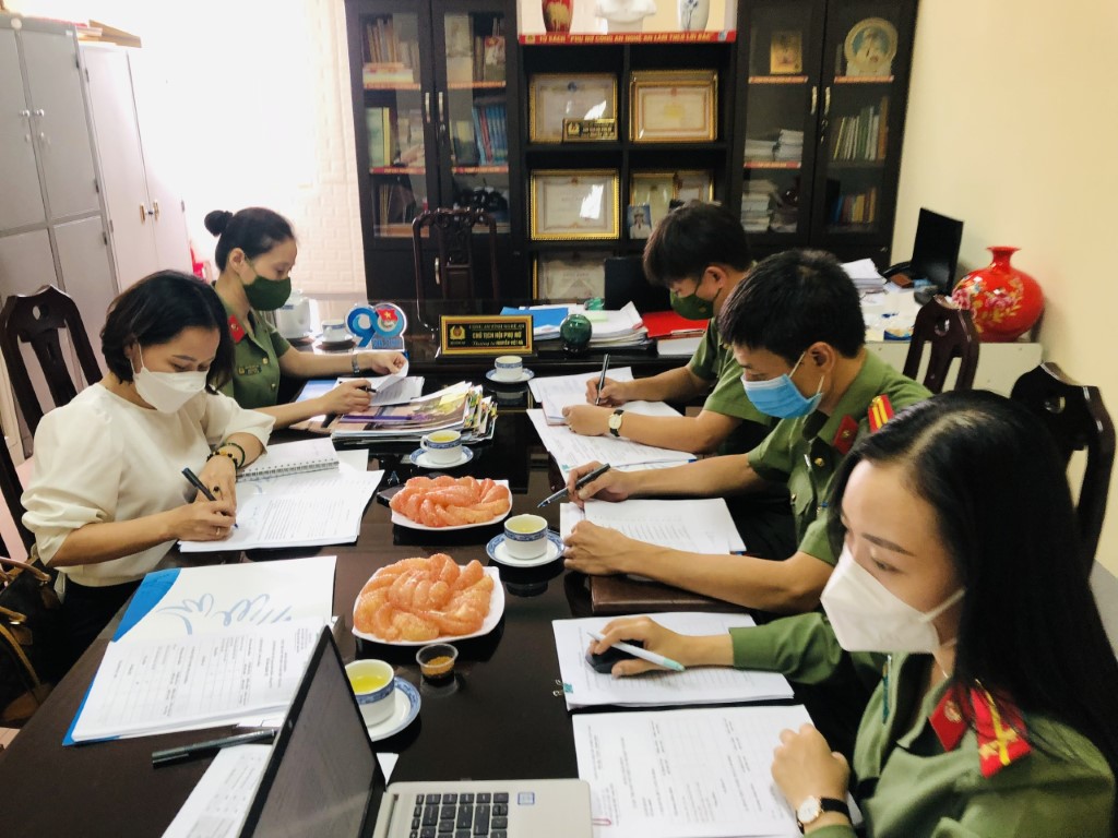 Đại diện Hội phụ nữ tỉnh Nghệ An và Ban giám khảo chấm giải cuộc thi Nét đẹp phụ nữ Công an Nghệ An qua ảnh