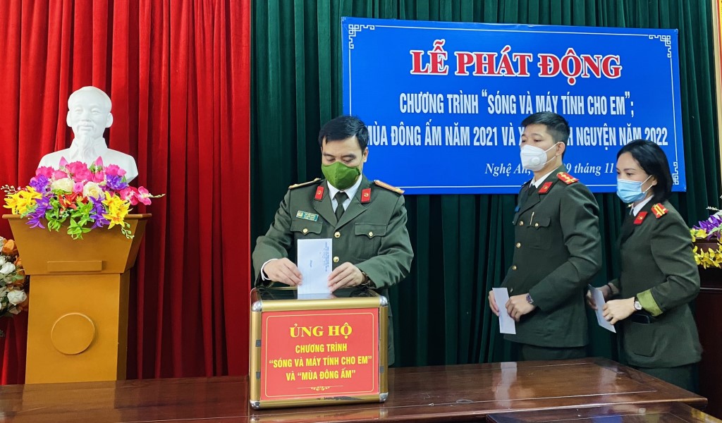 Lãnh đạo, cán bộ, chiến sỹ tham gia ủng hộ chương trình 