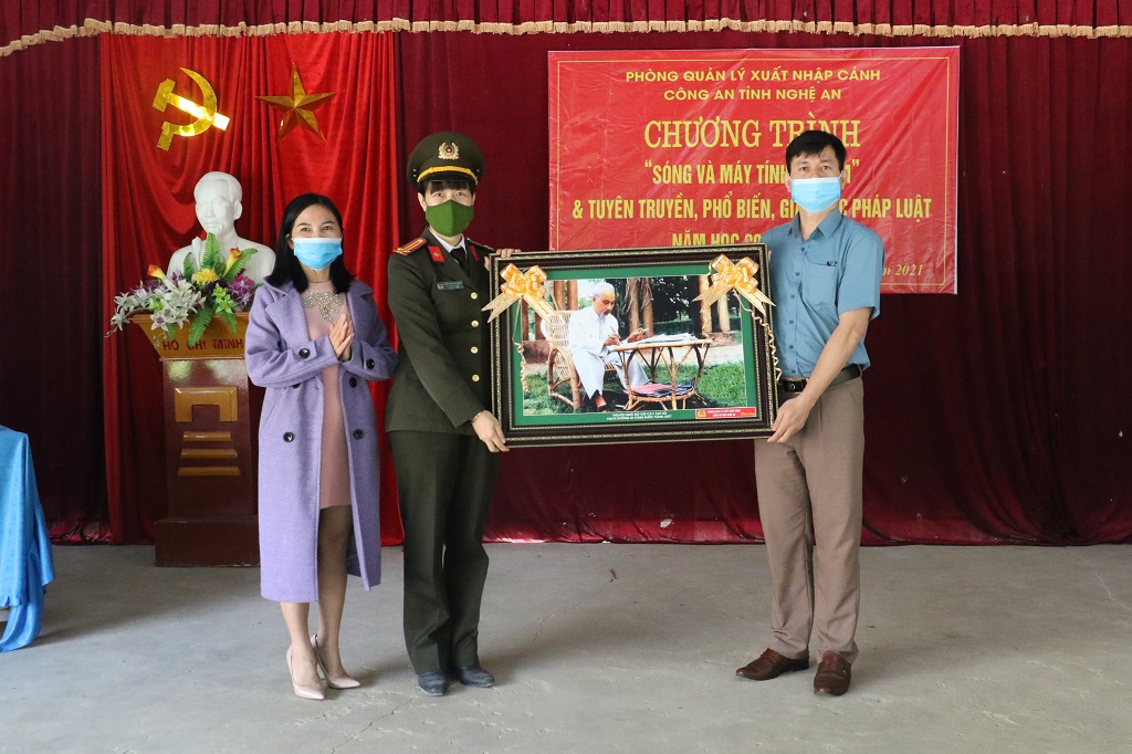 Phòng Quản lý xuất nhập cảnh trao bức tranh lưu niệm cho nhà trường