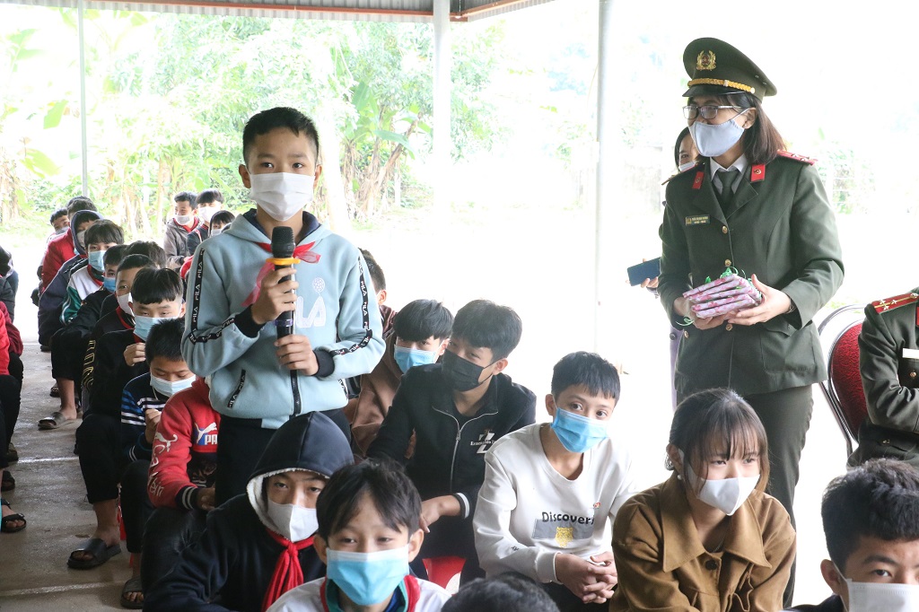 Học sinh trả lời câu hỏi tại buổi tuyên truyền, phổ biến, giáo dục pháp luật