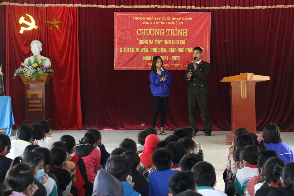 Tiết mục văn nghệ giữa cán bộ Phòng Quản lý xuất nhập cảnh và giáo viên nhà trường