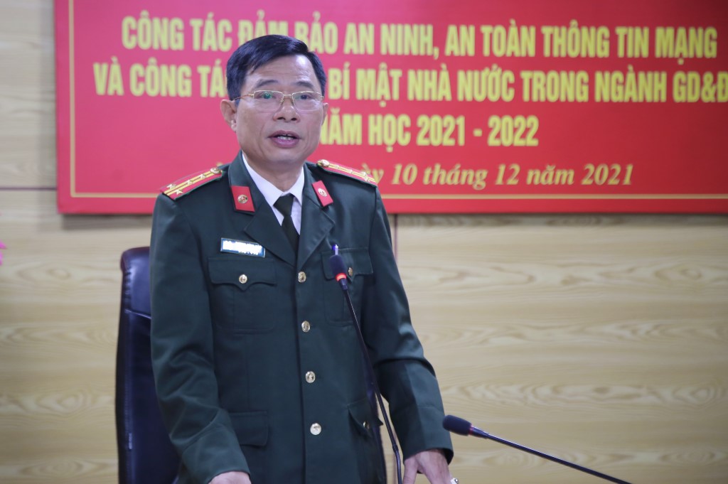 Đại tá Dương Đình Văn, Trưởng phòng An ninh Chính trị nội bộ Công an tỉnh trình bày một số vấn đề liên quan đến các quy định của pháp luật về công tác bảo vệ bí mật nhà nước