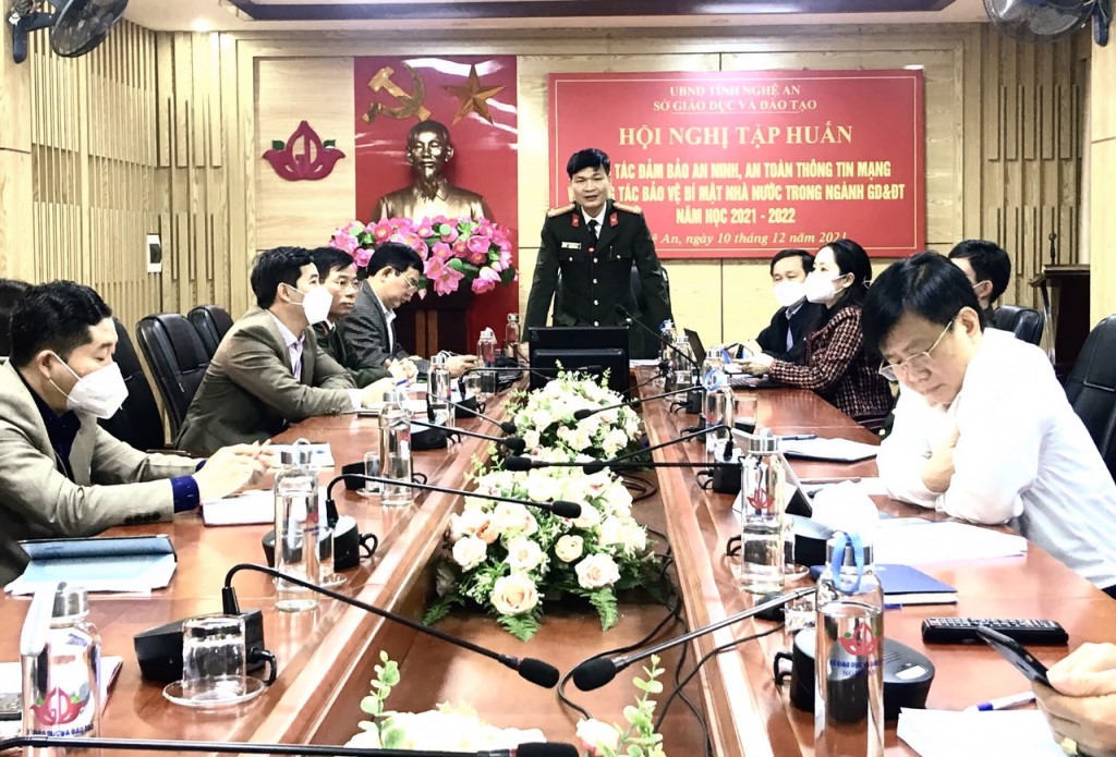 Trung tá Trần Thiện Giang, Trưởng phòng An ninh mạng và phòng chống tội phạm sử dụng công nghệ cao Công an tỉnh trình bày các nội dung liên quan đến đảm bảo an ninh, an toàn thông tin mạng và bảo vệ bí mật nhà nước trên không gian mạng