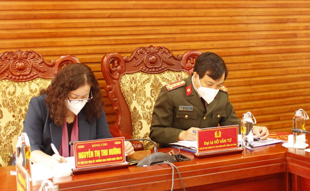 Đồng chí Nguyễn Thị Thu Hường, Uỷ viên Ban Thường vụ Tỉnh uỷ, Trưởng ban Tuyên giáo Tỉnh uỷ và đồng chí Đại tá Hồ Văn Tứ, Phó Giám đốc Công an tỉnh chủ trì Hội nghị tại điểm cầu Công an tỉnh Nghệ An