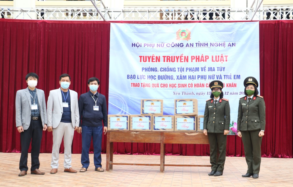 Trao tặng 2.100 khẩu trang y tế cho nhà trường
