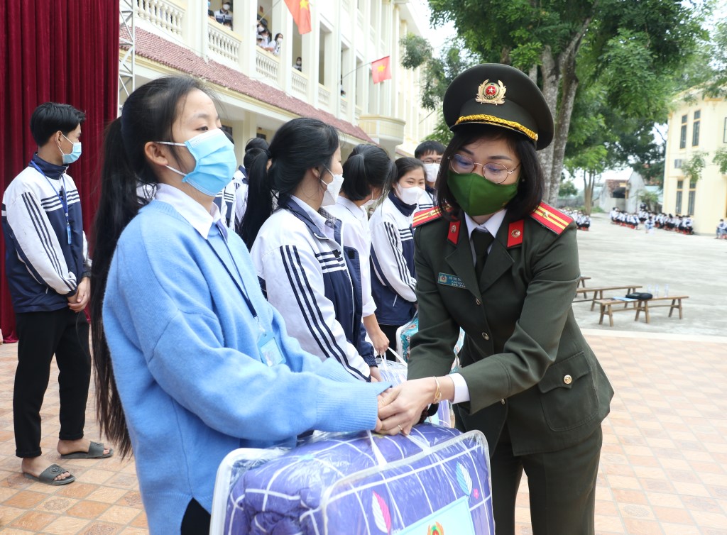 Trao tặng chăn ấm cho các học sinh có hoàn cảnh khó khăn