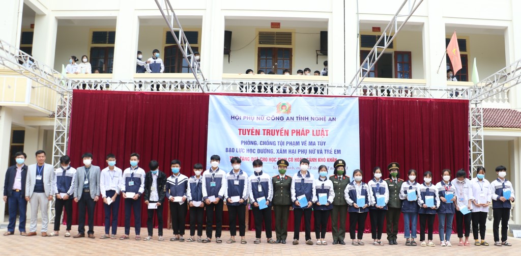 Trao tặng 20 suất học bổng cho những học sinh nghèo, học giỏi