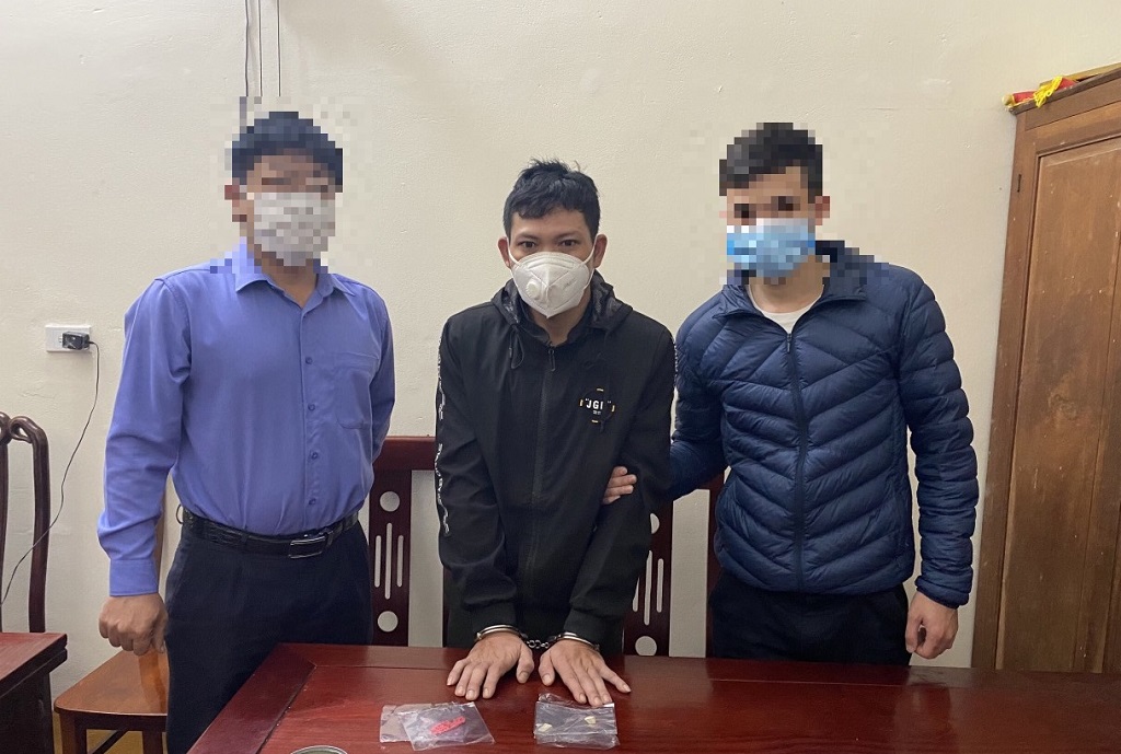 Bắt giữ đối tượng Hà Văn Sáu (giữa) cùng tang vật