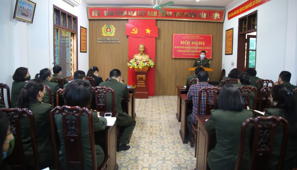 Chuyên viên Cục Quản lý xuất nhập cảnh Bộ Công an quán triệt một số nội dung trong buổi tập huấn