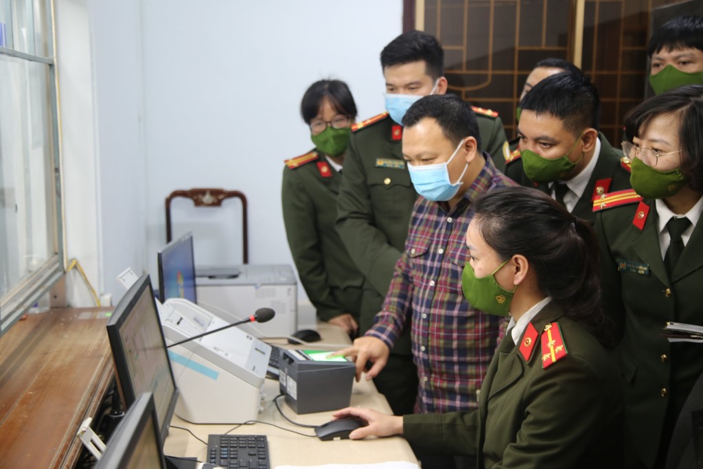 Hướng dẫn quét vân tay trong thủ tục làm hộ chiếu điện tử
