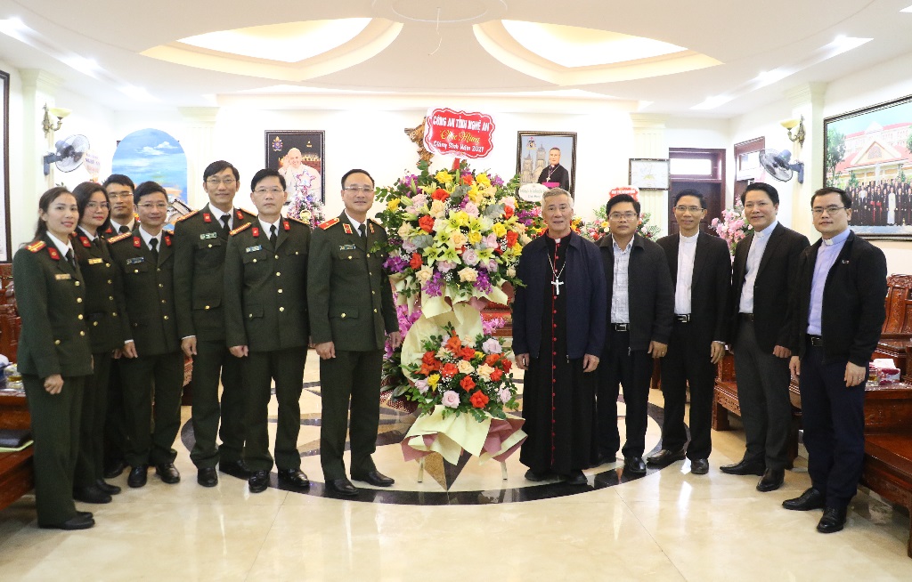 Đồng chí Thiếu tướng Phạm Thế Tùng, Ủy viên Ban Thường vụ Tỉnh ủy, Bí thư Đảng ủy, Giám đốc Công an tỉnh tặng hoa chúc mừng Tòa Giám mục Giáo Phận Vinh 