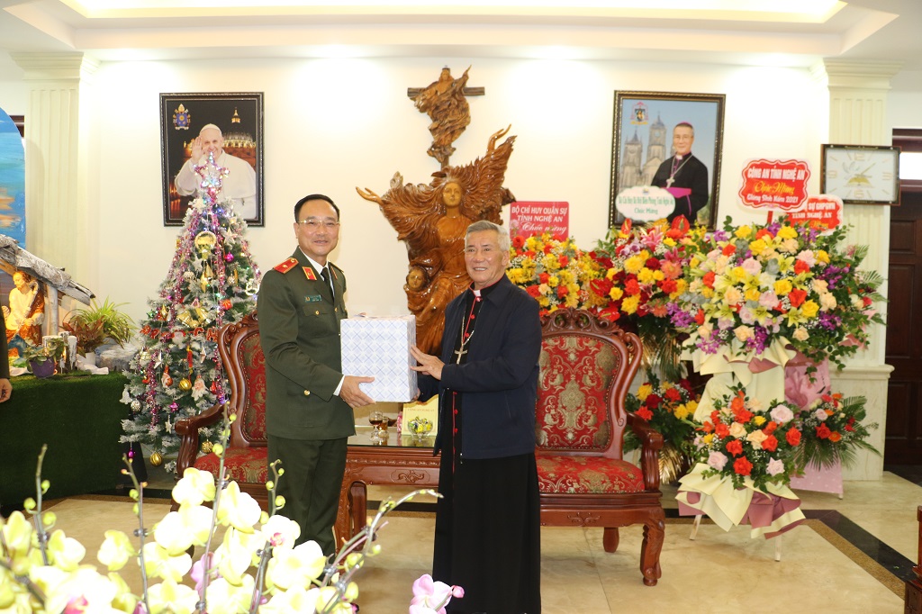 Giám mục Anphong Nguyễn Hữu Long, Giám mục Giáo phận Vinh tặng quà Công an tỉnh Nghệ An