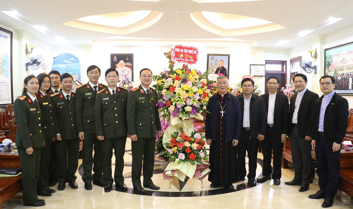 Công an tỉnh Nghệ An chúc mừng lễ Noel 2021 tại Tòa Giám mục Giáo phận Vinh
