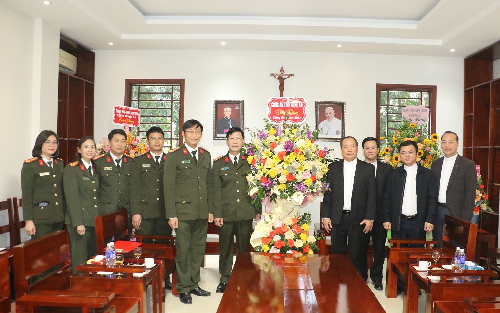 Đồng chí Đại tá Lê Văn Thái, Phó Giám đốc Công tỉnh tặng hoa chúc mừng tại Trường Đại chủng viện Thánh Phan xicô - Xaviê