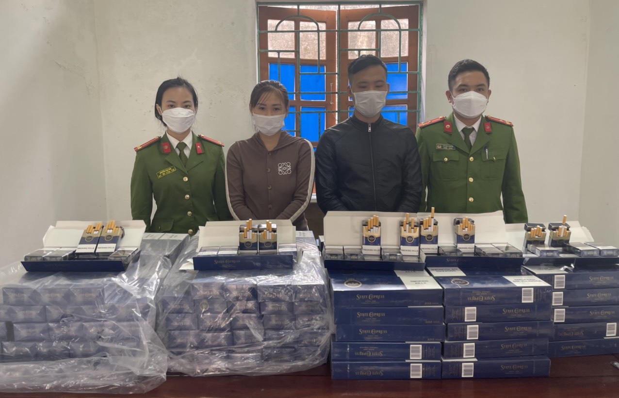 Các đối tượng Lê Thị Huyền và Nguyễn Hồng Sơn cùng tang vật tại cơ quan Công an