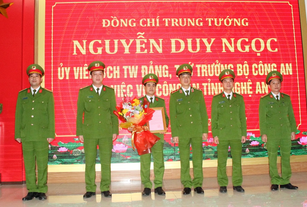 Đồng chí Trung tướng Nguyễn Duy Ngọc, Ủy viên Ban chấp hành Trung ương Đảng, Thứ trưởng Bộ Công an trao thưởng thành tích đặc biệt xuất sắc cho Ban chuyên án đấu tranh tội phạm tín dụng đen