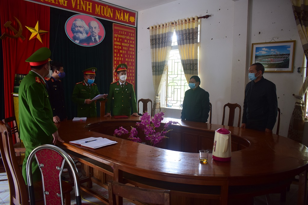 Cơ quan điều tra Công an huỵện Tương Dương tống đạt các quyết định khởi tố các bị can