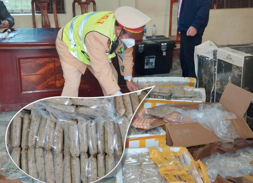 Phát hiện xe khách vận chuyển 05 tạ xúc xích, giò chả hôi thối