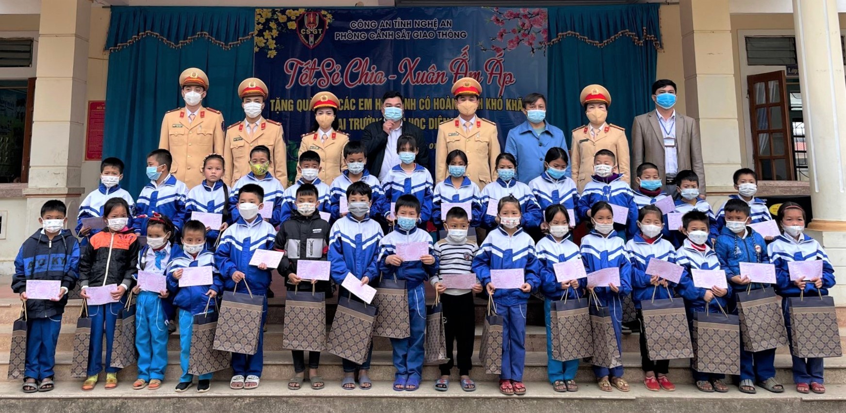 Trao quà Tết tặng học sinh nghèo