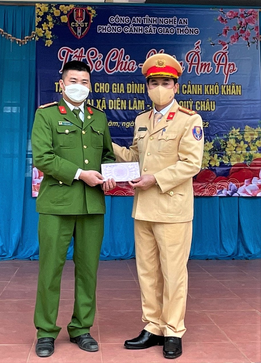 Trao quà tặng Công an xã Châu Phong