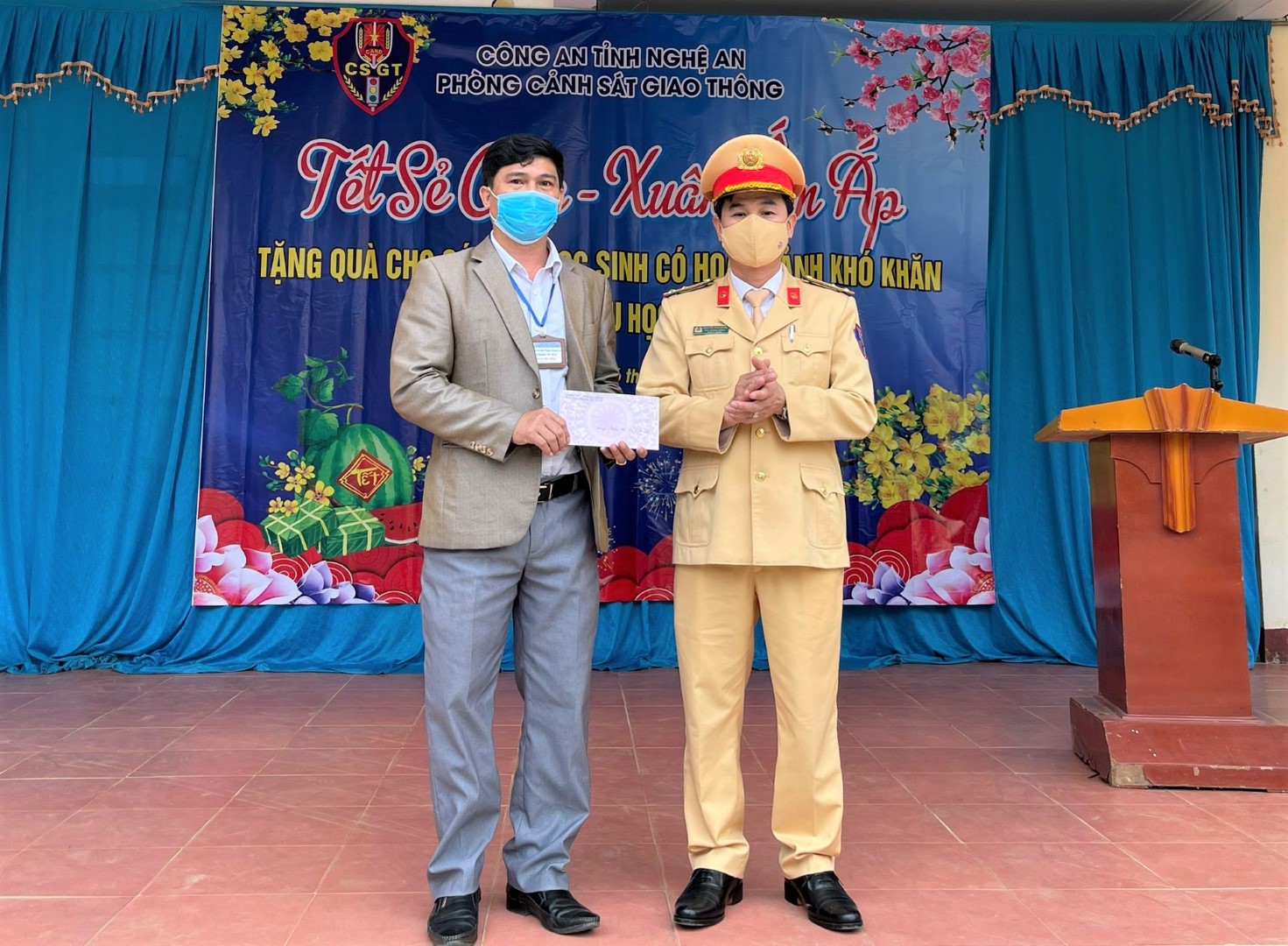 Trao quà tặng