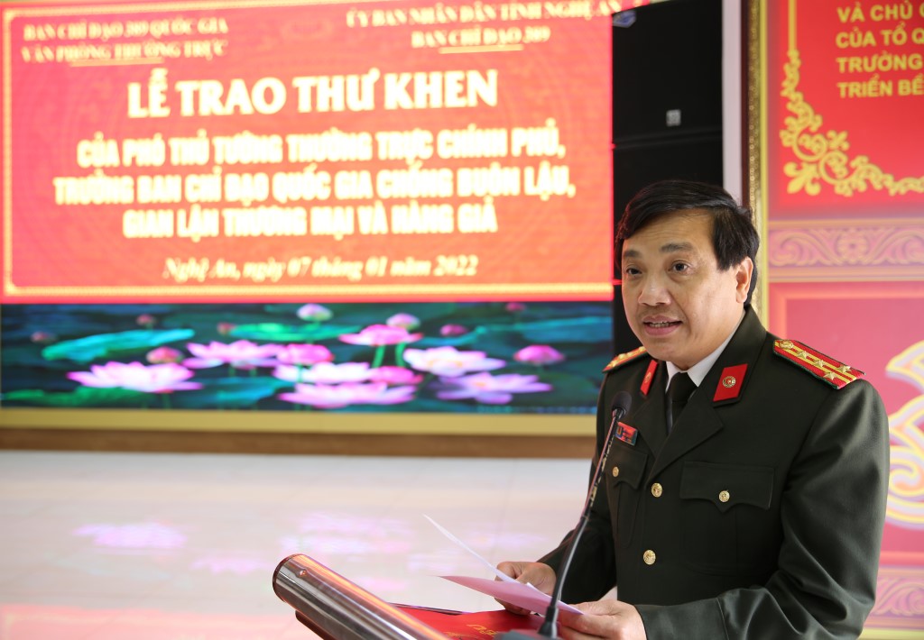 Đồng chí Đại tá Hồ Văn Tứ, Phó Giám đốc Công an tỉnh phát biểu tại buổi lễ