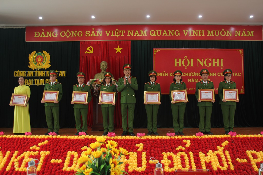 Đồng chí Đại tá Cao Minh Huyền, Phó Giám đốc Công an tỉnh trao thưởng các danh hiệu thi đua năm 2021