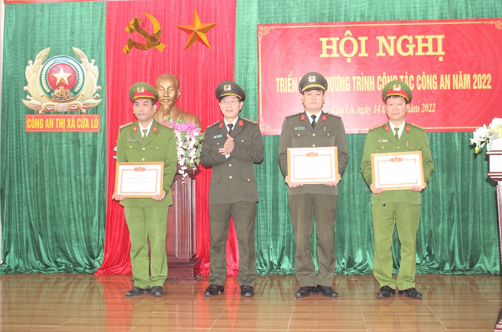 Trao danh hiệu “Đơn vị Quyết thắng” cho các tập thể