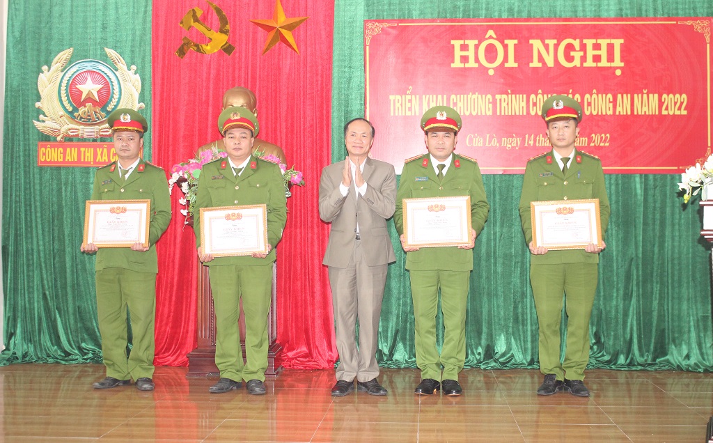 Đồng chí Lê Thanh Long, Phó Bí thư thường trực Thị ủy trao Giấy khen cho tập thể Ban chuyên án và 03 cá nhân của Ban chuyên án có thành tích xuất sắc trong đấu tranh, triệt xóa đường dây buôn bán vật liệu nổ trái phép trên địa bàn thị xã
