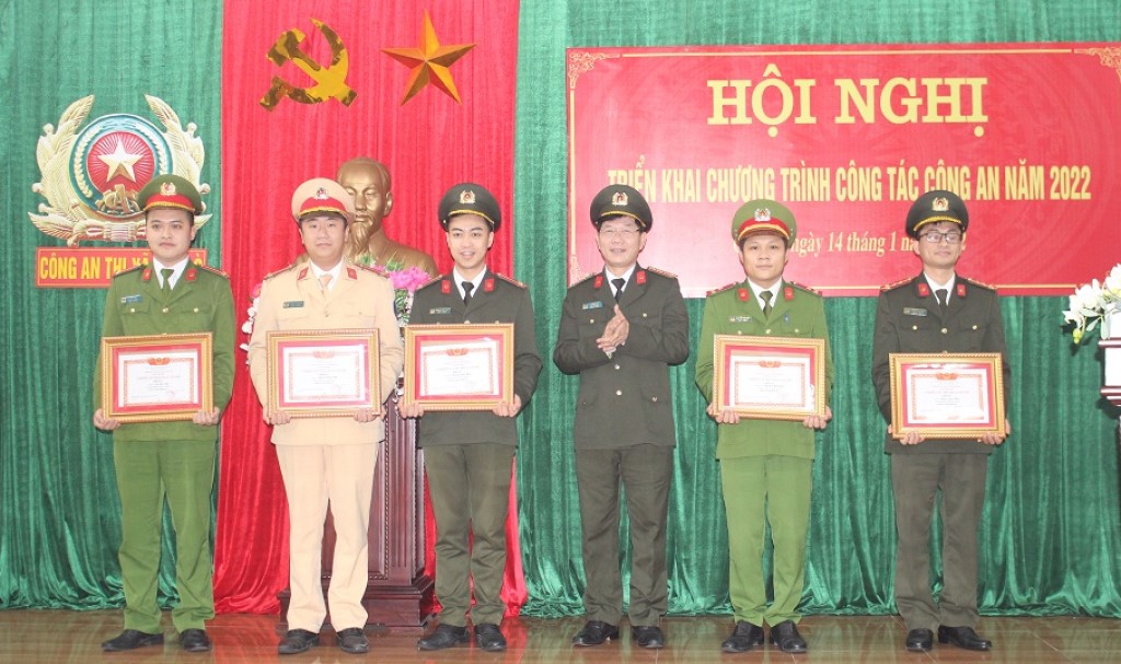 Trao danh hiệu “Chiến sỹ thi đua cơ sở” cho các cá nhân