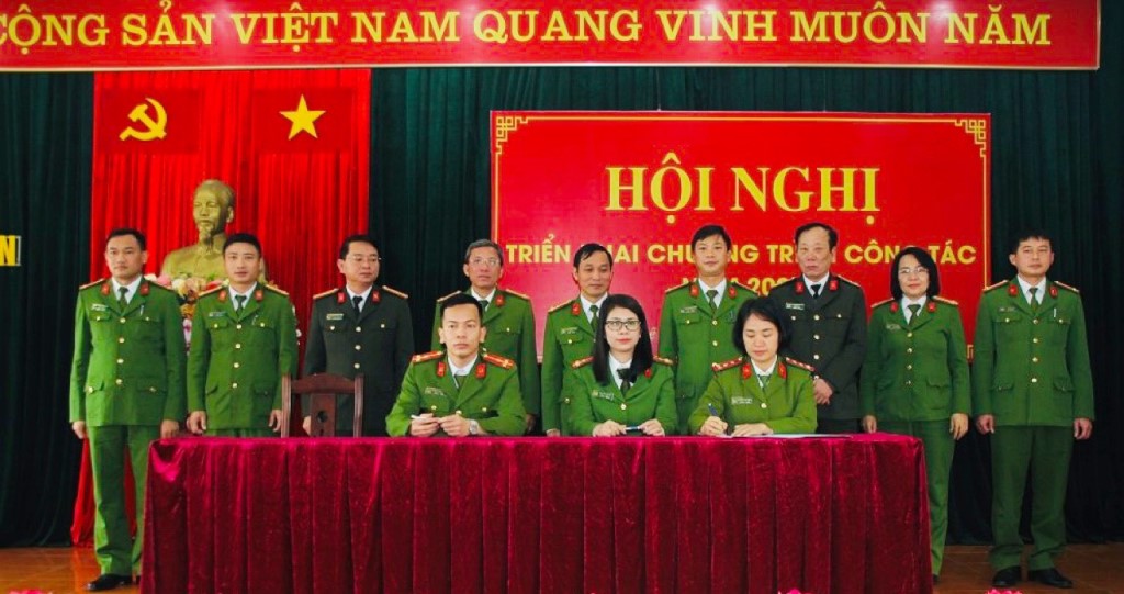 Ký cam kết thi đua giữa các đội công tác, các tổ chức đoàn thể