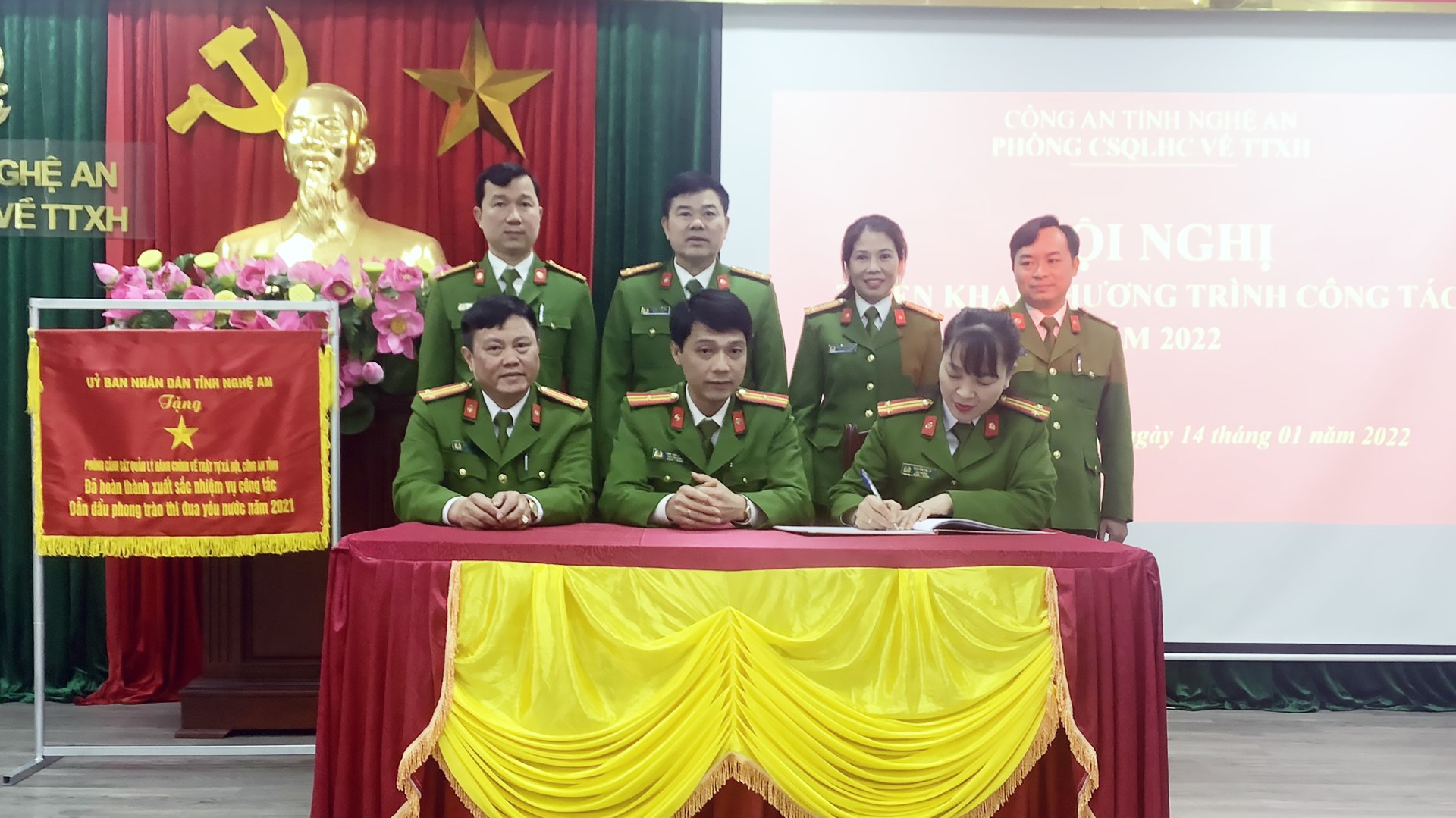 Các đội công tác ký cam kết thực hiện phong trào thi đua năm 2022