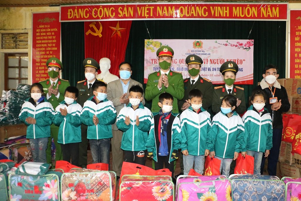 Đồng chí Đại tá Cao Minh Huyền, Phó Giám đốc Công an tỉnh cùng đoàn công tác trao tặng các suất quà Tết ý nghĩa cho học sinh