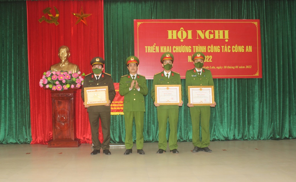 Thừa uỷ quyền, đồng chí Đại tá Nguyễn Đức Hải, Phó Giám đốc Công an tỉnh trao Bằng khen của Bộ Công an và UBND tỉnh cho tập thể và cá nhân có thành tích xuất sắc