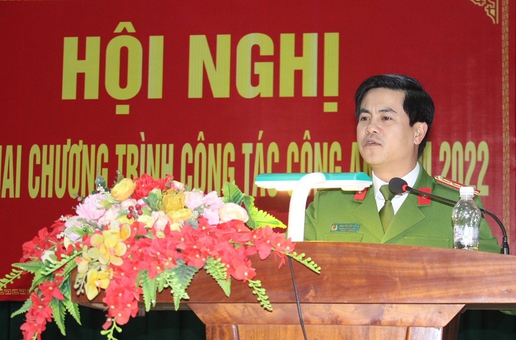Đồng chí Đại tá Nguyễn Đức Hải, Phó Giám đốc Công an tỉnh ghi nhận những thành tích Công an huyện Yên Thành đạt được trong năm 2021