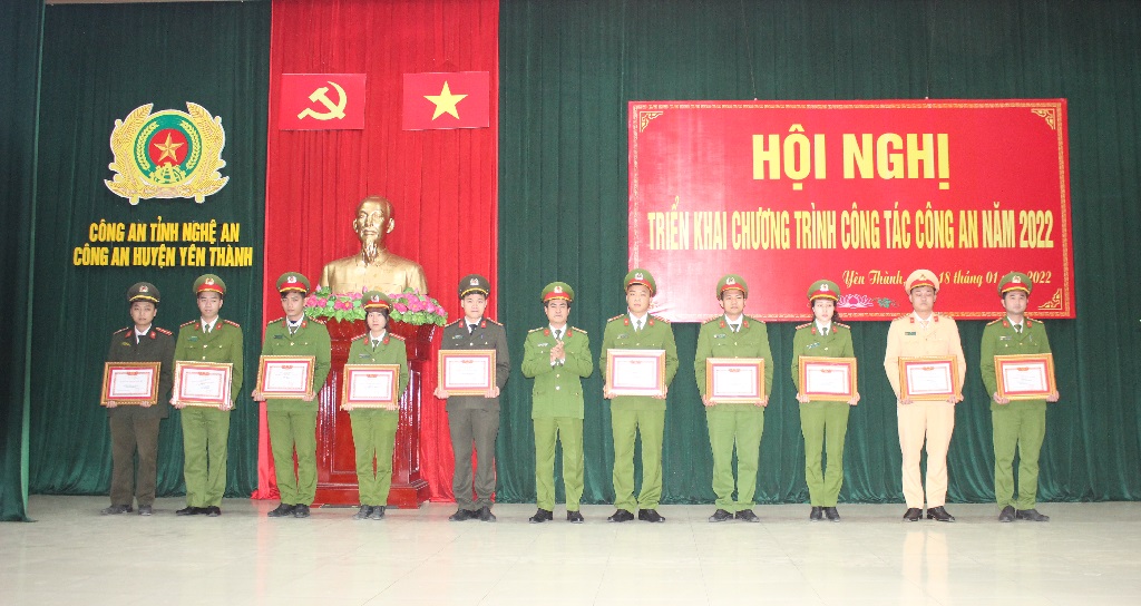 Trao thưởng các tập thể, cá nhân có thành tích xuất sắc trong thực hiện nhiệm vụ công tác năm 2021 