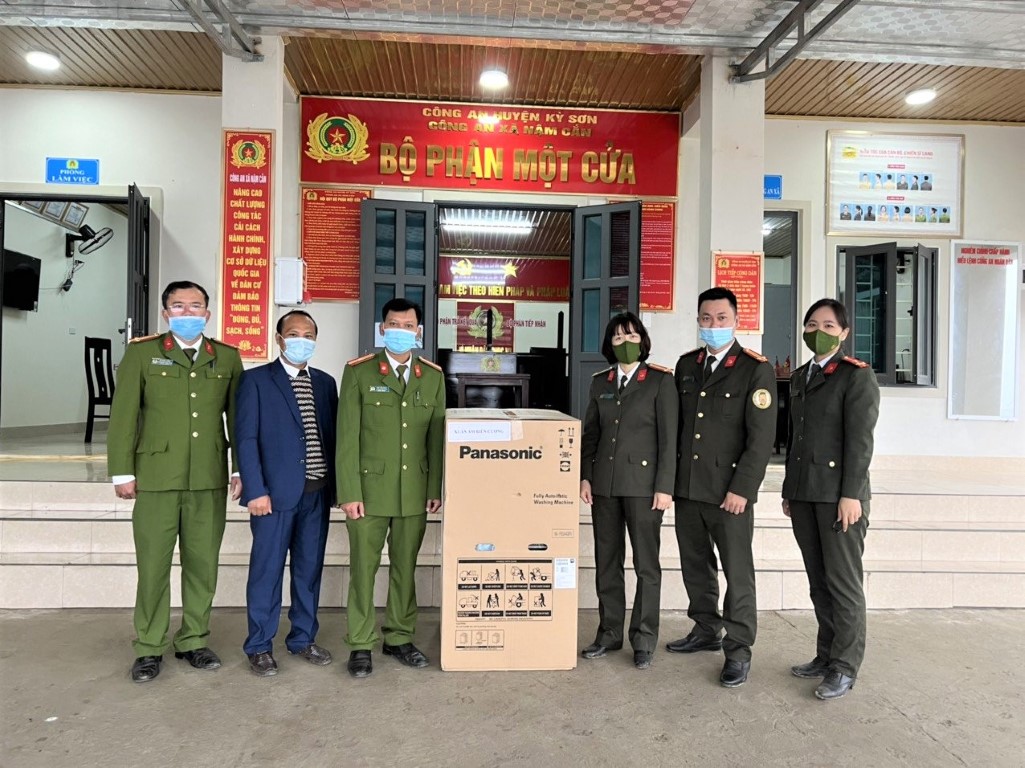 Trao quà tặng Công an xã Nậm Cắn