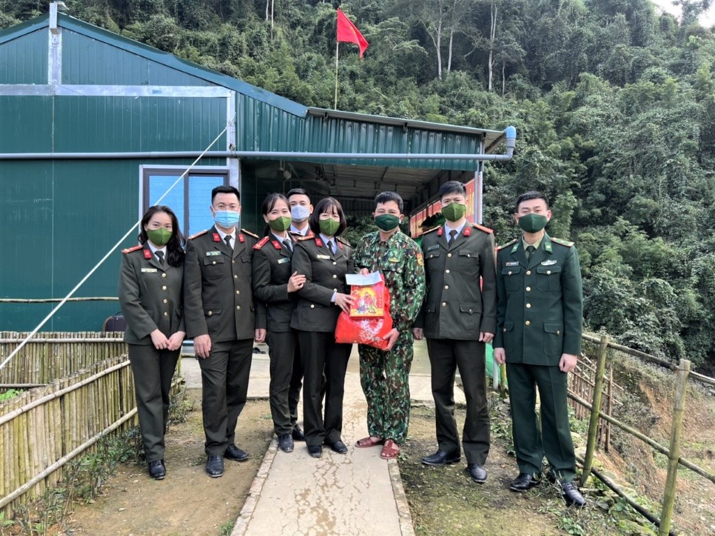 Thăm chốt biên phòng ở điểm cao vùng biên