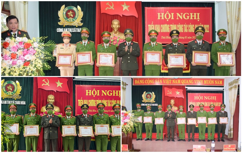 Đồng chí Đại tá Hồ Văn Tứ, Phó Giám đốc Công an tỉnh trao danh hiệu “Đơn vị Quyết thắng” và “Chiến sỹ thi đua cơ sở” cho các tập thể, cá nhân