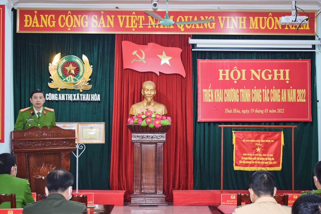 Trung tá Nguyễn Văn Đạo, Trưởng Công an thị xã Thái Hoà phát động phong trào thi đua