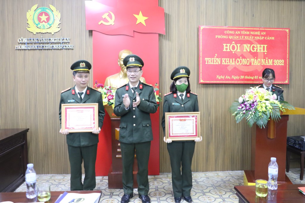 Trao danh hiệu thi đua cho các cá nhân có thành tích xuất sắc trong phong trào thi đua năm 2021