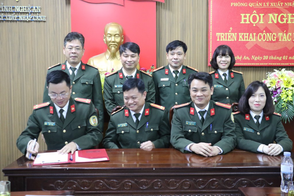 Ký cam kết thi đua giữa các đội trong đơn vị