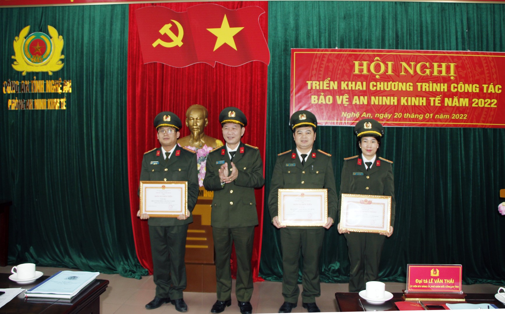Đồng chí Đại tá Lê Văn Thái trao danh hiệu thi đua cho các tập thể thuộc Phòng An ninh kinh tế có thành tích xuất sắc trong năm 2021