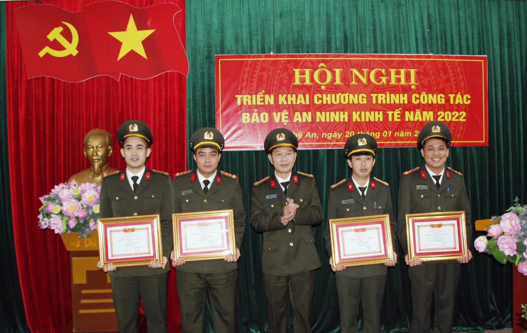 Đồng chí Đại tá Lê Văn Thái trao danh hiệu “Chiến sĩ thi đua cơ sở” năm 2021 cho cán bộ Phòng An ninh kinh tế 