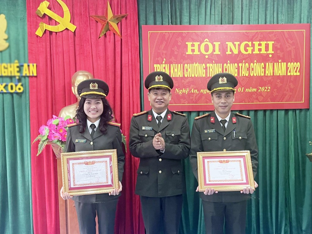 Trao danh hiệu “Chiến sĩ thi đua cơ sở” năm 2021 cho các cá nhân xuất sắc