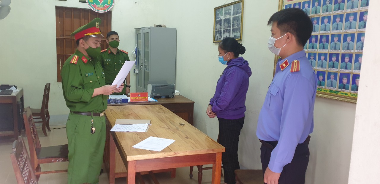 Đội Cảnh sát điều tra tội phạm về hình sự, kinh tế, ma túy Công an huyện Anh Sơn phối hợp các đơn vị liên quan tiến hành tống đạt các quyết định khởi tố bị can trong vụ án “Thiếu trách nhiệm gây hậu quả nghiêm trọng và Lợi dụng chức vụ, quyền hạn trong khi thi hành công vụ” xảy ra tại xã Khai Sơn, huyện Anh Sơn