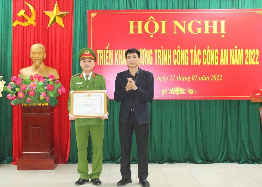 Đồng chí Hoàng Quyền, Chủ tịch UBND huyện Anh Sơn trao tặng Giấy khen cho cá nhân có thành tích xuất sắc trong phong trào thi đua vi an ninh tổ quốc 2021