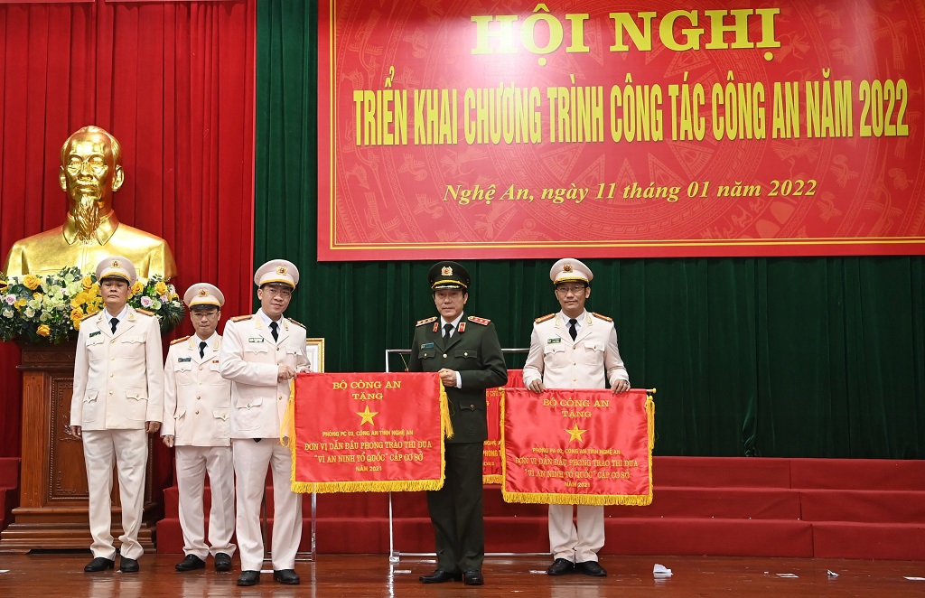 Thượng tá Nguyễn Bình Hà - Trưởng Phòng Cảnh sát kinh tế thay mặt cho Phòng Cảnh sát kinh tế Công an tỉnh Nghệ An nhận cờ thi đua của Bộ Công an trong phong trào thi đua Vì an ninh Tổ quốc năm 2021 